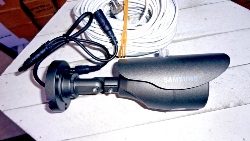 Samsung SDC-5440BCN Weather-Resistant Night Vision Camera / 600 TVLs + BNC Cable gallery