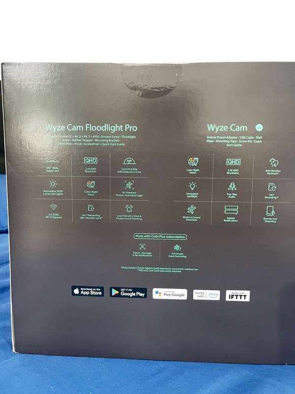Wyze Cam Floodlight Pro + Wyze Cam (White) gallery