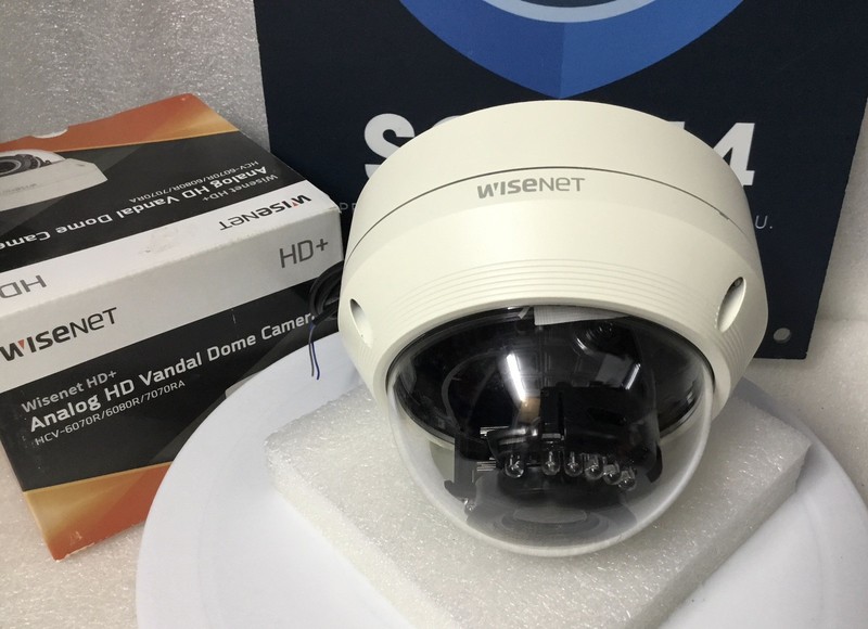 WISENET HD+ HCV-7070RA CCTV Color Camera W/ 3.2-10mm 4MP Analog QHD LED Outdoor gallery