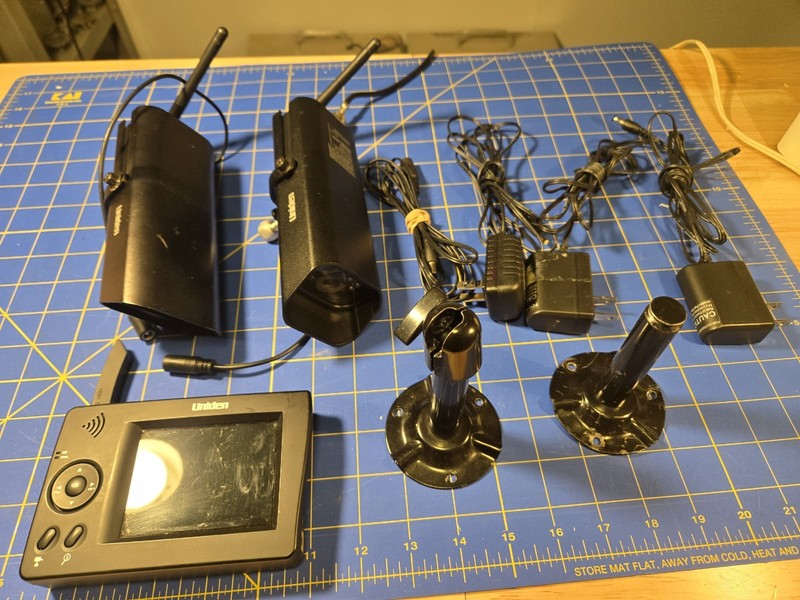 Uniden 2 UDW20553 Monitor UDW10055 Wireless Security Cameras+monitor
