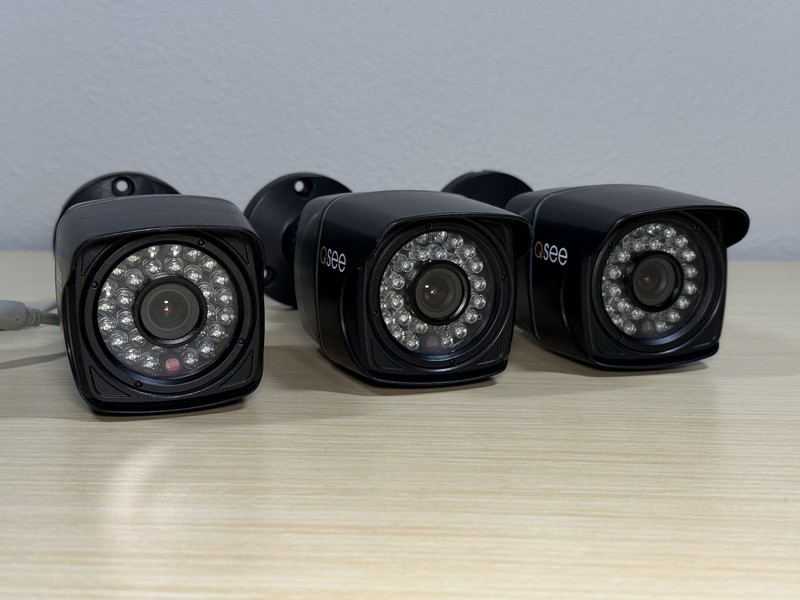 Lot Of 3 QSEE QD9701B4 Color Camera 12VDC Weatherproof Night Vision gallery