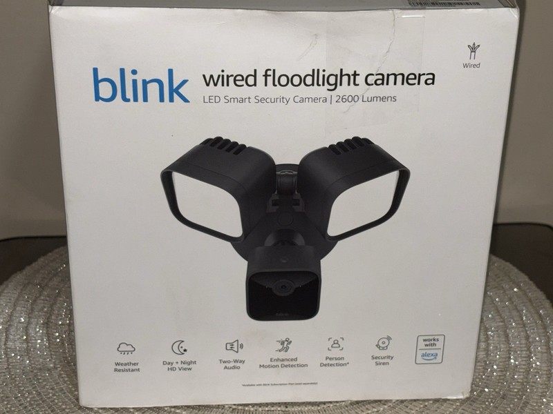 Blink Wired Floodlight Camera Smart Security Camera 2600 Lumens HD Live View NEW gallery