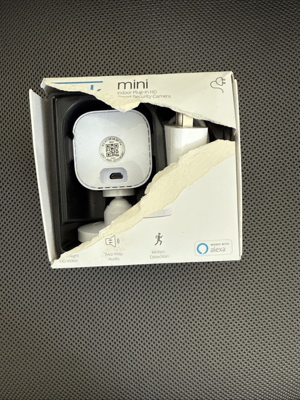 Blink Mini Indoor Plug-in Smart Surveillance Camera White BCM00300U Brand New