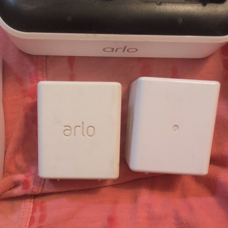 Arlo VMA5400C Accessory Dual Charging Station, with Two Batteries gallery