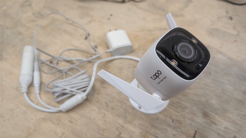 TP-Link Tapo Smart Home Package: 2 Outdoor Cameras, H200 Hub, 8 Color Bulbs, and gallery