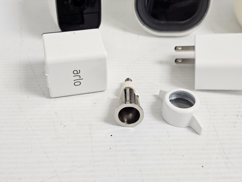 Arlo Wireless Security Cameras Lot 2 Cameras + Floodlight Charger No Base gallery