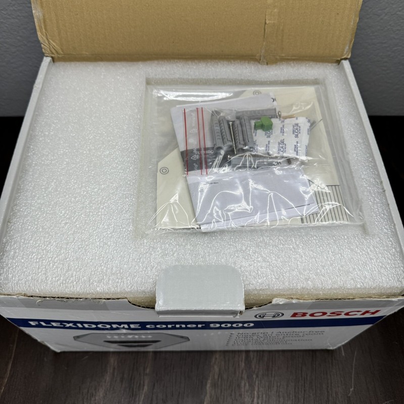 Bosch FLEXIDOME corner 9000 VCN-9095-F121 720 TVL Corner-Mount Camera gallery