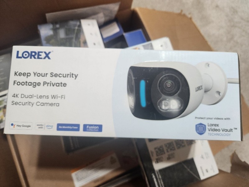 New Lorex 4K Dual-Lens WiFi Security Camera w/Smart Lighting 32GB W891UAD-E gallery