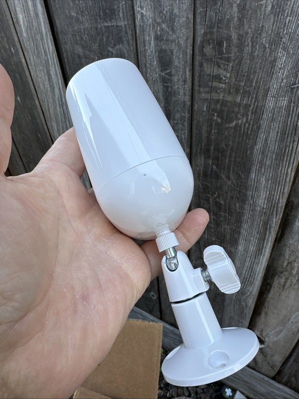 Arlo Essential VMC2030 Spotlight Single Wireless Indoor/Outdoor Camera Working gallery