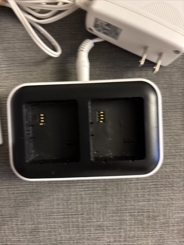 Arlo VMA5400C Accessory Dual Charging Station, with Four Batteries gallery
