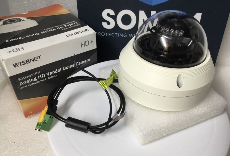 WISENET HD+ HCV-7070RA CCTV Color Camera W/ 3.2-10mm 4MP Analog QHD LED Outdoor gallery