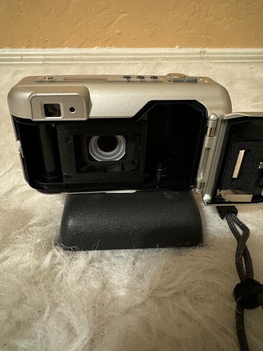 Minolta 110 Zoom Date Silver 38-110mm Point & Shoot 35 mm Film Camera gallery