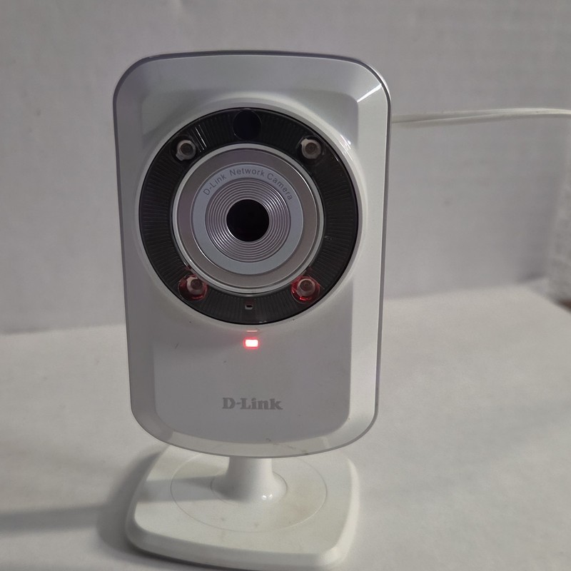 D-Link Day & Night Wi-Fi Camera with Remote Viewing DCS-932L - W/ Power adapter gallery