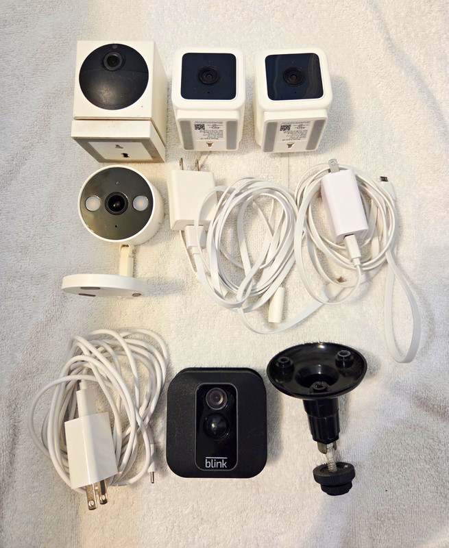 Camera Lot: Blink XT2, Wyze v1, 2x Wyze v3 & Tapo C120. Used, As-Is.