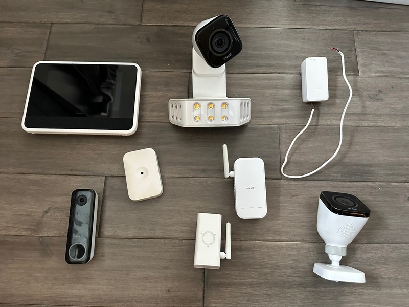 Used set Vivint Outdoor Camera VS-ODL100-WHT + panel doorbell, camera, parts