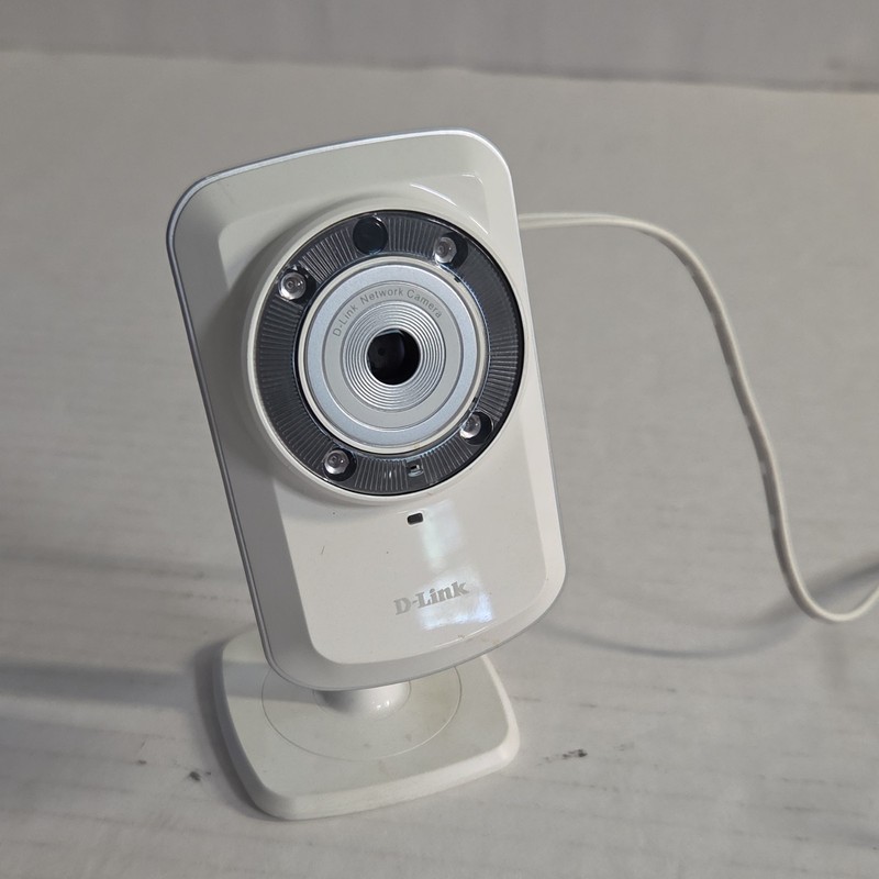 D-Link Day & Night Wi-Fi Camera with Remote Viewing DCS-932L - W/ Power adapter gallery