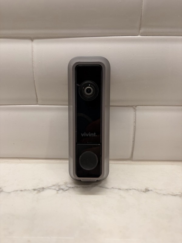 Vivint Smart Home VS-DBC 251-110 Doorbell Camera W/ Back Plate