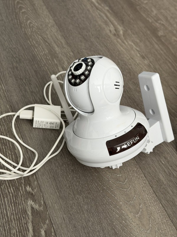 Set of 2 LeFun Wifi Home Security Cameras - FL 368 Model - No box gallery