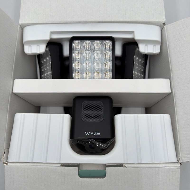 Wyze Cam Floodlight Pro BLACK 3000 Lumen LEDs 180° Wide View 2K HD Outdoor Wired gallery
