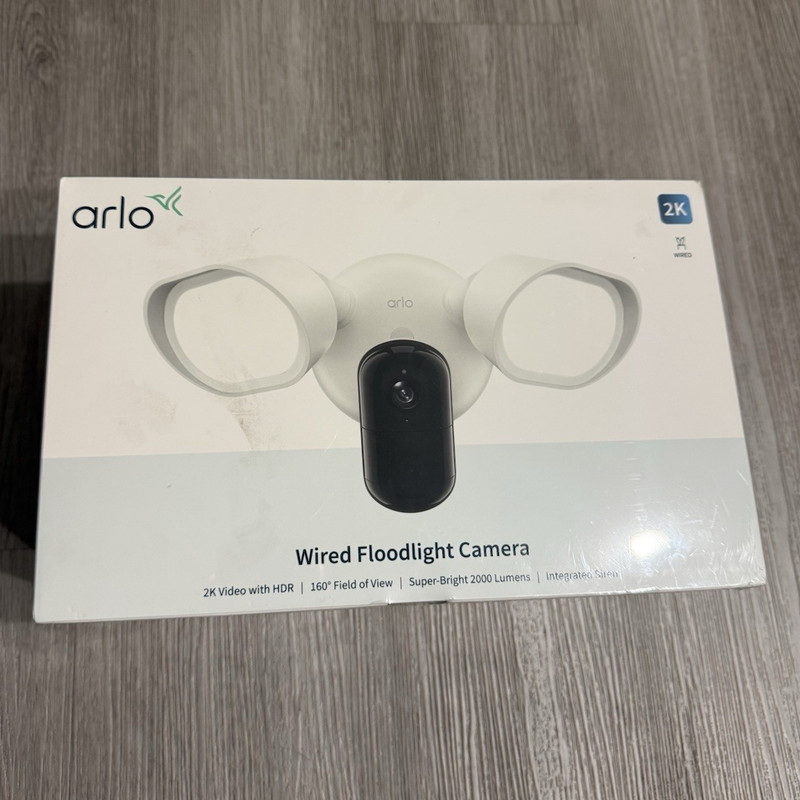 Arlo Wired Floodlight Camera 2K HDR Wi-Fi Siren Alerts Indoor/Outdoor FLW2001