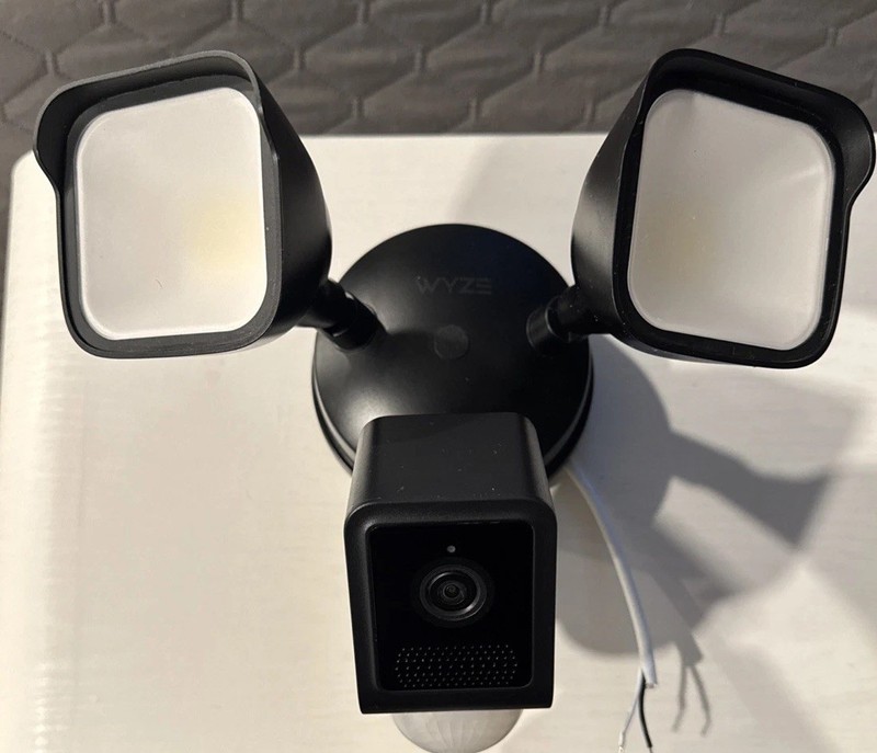 Wyze Floodlight V2 Security Camera 2K Color Night Vision 2800 Lumens Wired gallery