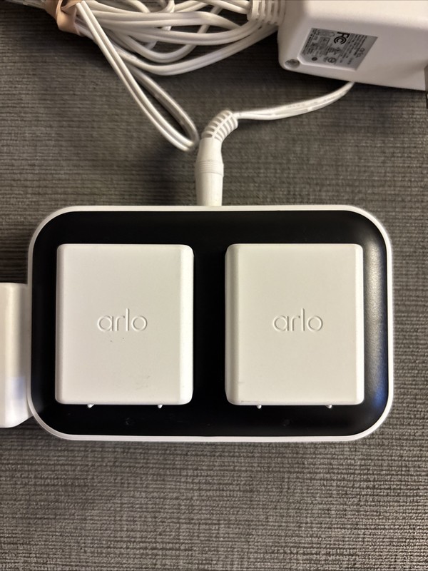 Arlo VMA5400C Accessory Dual Charging Station, with Four Batteries gallery
