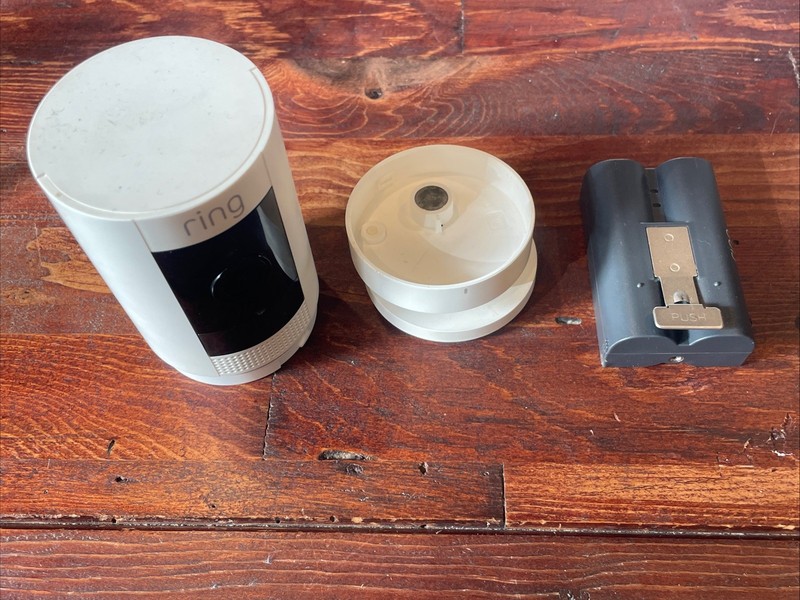 Indoor/Outdoor Ring 8SC159 Weno Stick Up Camera – Battery & Mounting Plate
