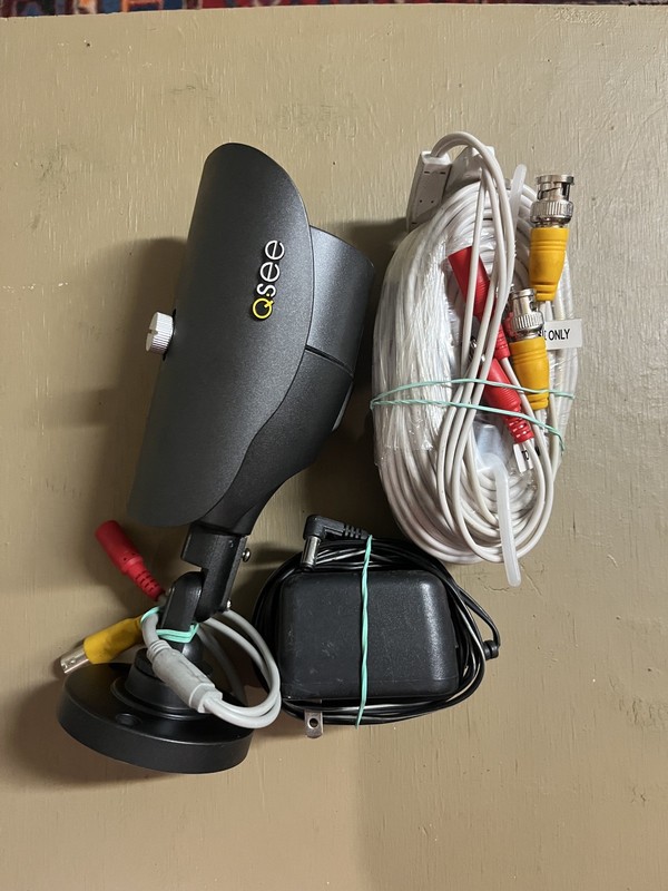 Q-See QM6006B 600TVL Nightvision Security Bullet Camera w/ DC adapter, BNC cable