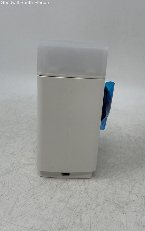 Hiseeu Model P20 White Indoor Security Camera And Led Light Not Tested gallery