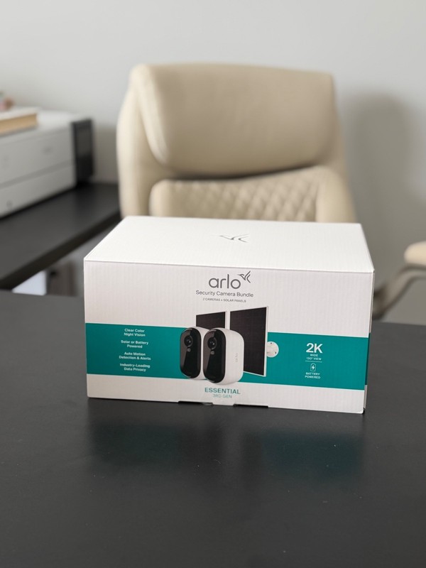 Arlo Essential Camera 2K (3rd Gen), 2-pack plus 2 Solar Panel chargers