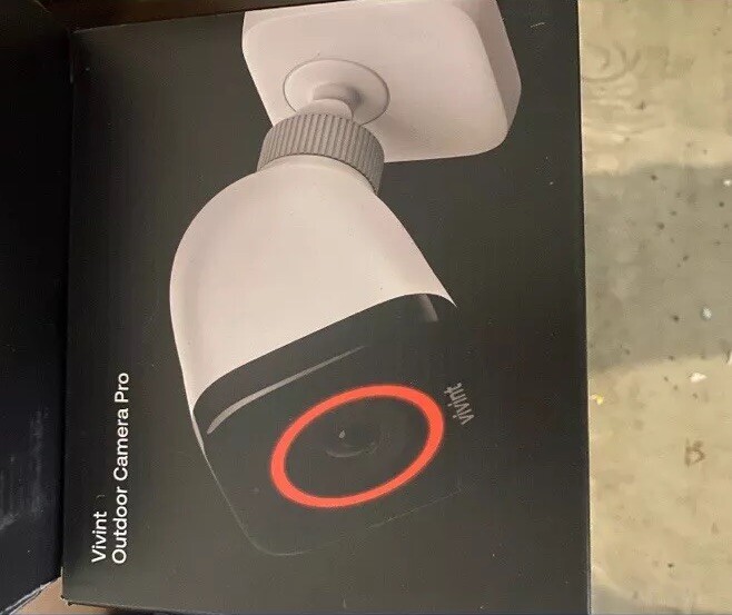 Discounted VIVINT SmartHome Outdoor Camera + Spotlight 7PC Kit gallery