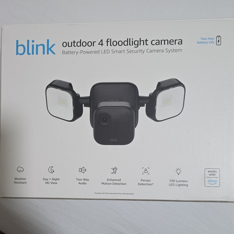 Blink Outdoor Floodlight Mount – Wire-free, 700 lumens, two-year battery life