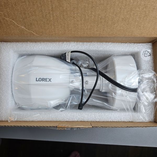 Lorex C883DA-Z 4K Ultra HD Active Deterrence Security Analog Camera New open box
