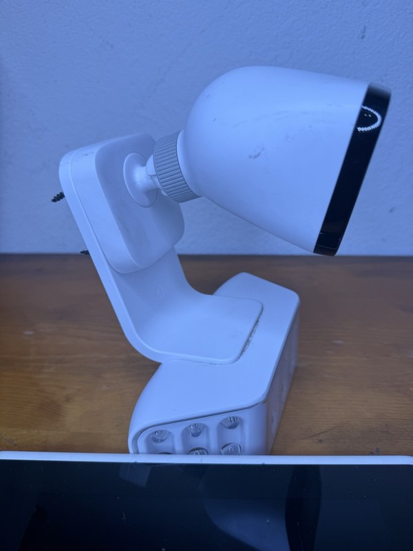 Vivint Outdoor Camera Pro Gen 2 WHT Spotlight W/ WiFi Bridge & Screen Not Tested gallery