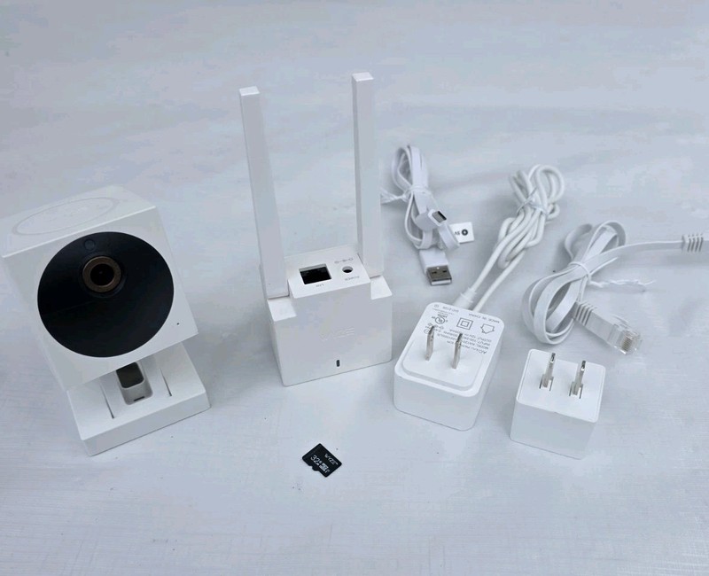 Wyze Cam Outdoor Camera Camera V1 Bundle with WVODB1 Base Station