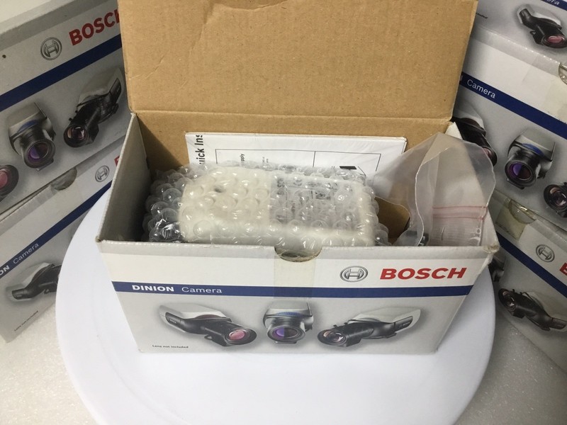Bosch VBC-4075-C21 Security Color Camera W/720TVL High Res. 3.5-8mm Bracket NEW! gallery