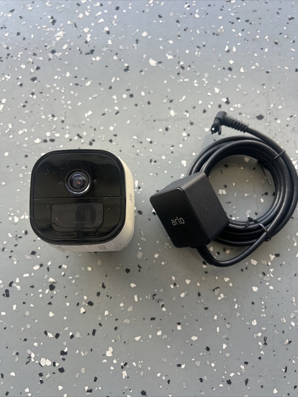 Netgear Arlo Go VML4030 Wireless HD Security Cameras No Batteries With Cable!!