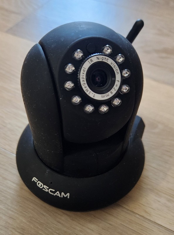 Foscam Black FI9831P HD 1280x960p Wireless Pan/Tilt IP Camera + 3 Power Adapters