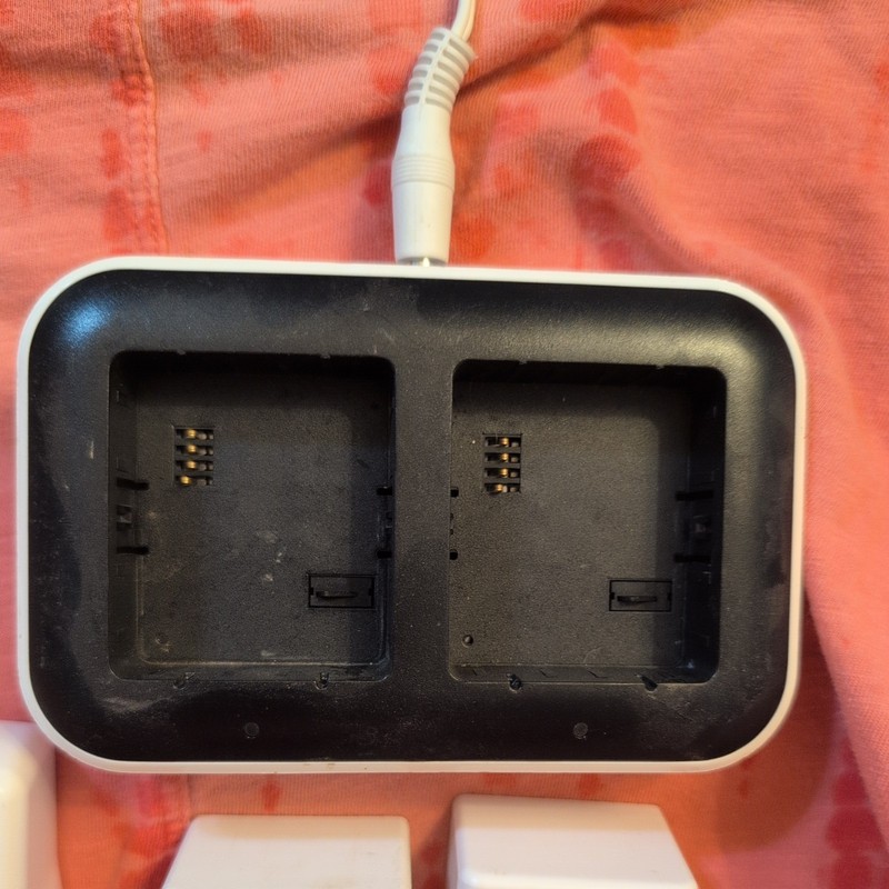 Arlo VMA5400C Accessory Dual Charging Station, with Two Batteries gallery