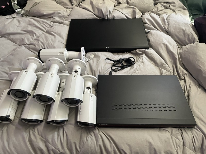 3xLOGIC Complete Surveillance System 4TB w/ 8 NV IP Bullet Cameras + 2k Monitor