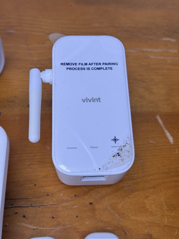 Vivint Outdoor Camera Pro Gen 2 WHT Spotlight W/ WiFi Bridge & Screen Not Tested gallery