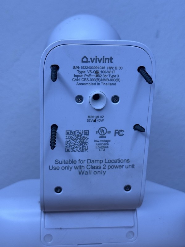 Vivint Outdoor Camera Pro Gen 2 WHT Spotlight W/ WiFi Bridge & Screen Not Tested gallery