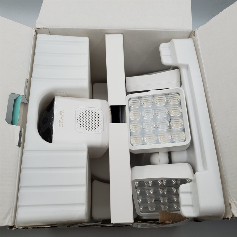 WYZE Cam Floodlight Pro 2.5K QHD Outdoor Wi-Fi Smart Security Camera - White gallery