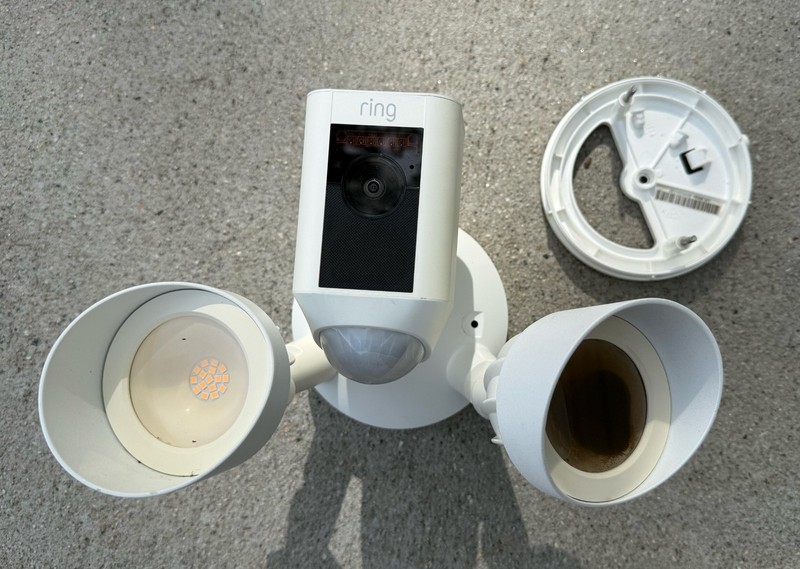 Ring Floodlight Cam Wired Plus Surveillance Camera – White – Broken Light