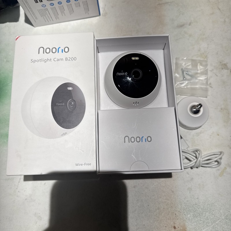 NOORIO Spotlight Cam B200 / Outdoor & Indoor Battery-Powered / Night Vision