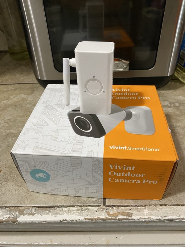 Vivint Outdoor Camera Pro – VS-ODC300 Gen 1 White – WiFi USED – PoE Bridge