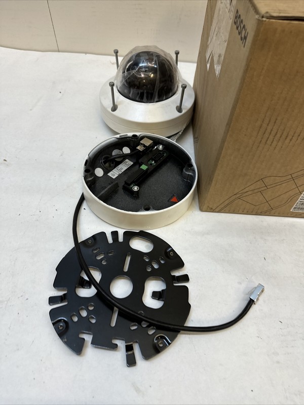 Bosch (NDE-8502-R) FLEXIDOME Starlight 8000 IP 3-9mm PTRZ Dome Camera gallery