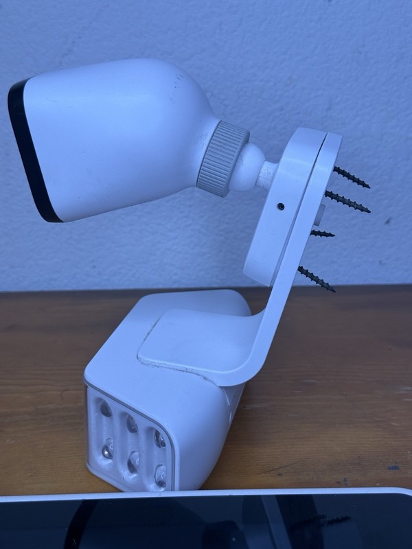 Vivint Outdoor Camera Pro Gen 2 WHT Spotlight W/ WiFi Bridge & Screen Not Tested gallery