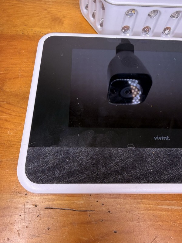 Vivint Outdoor Camera Pro Gen 2 WHT Spotlight W/ WiFi Bridge & Screen Not Tested gallery