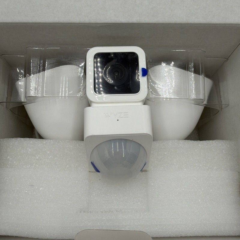 Wyze Cam Floodlight v3 1080p HD IP65 WiFi Smart Cam 2600 Lumen Motion-Activated gallery